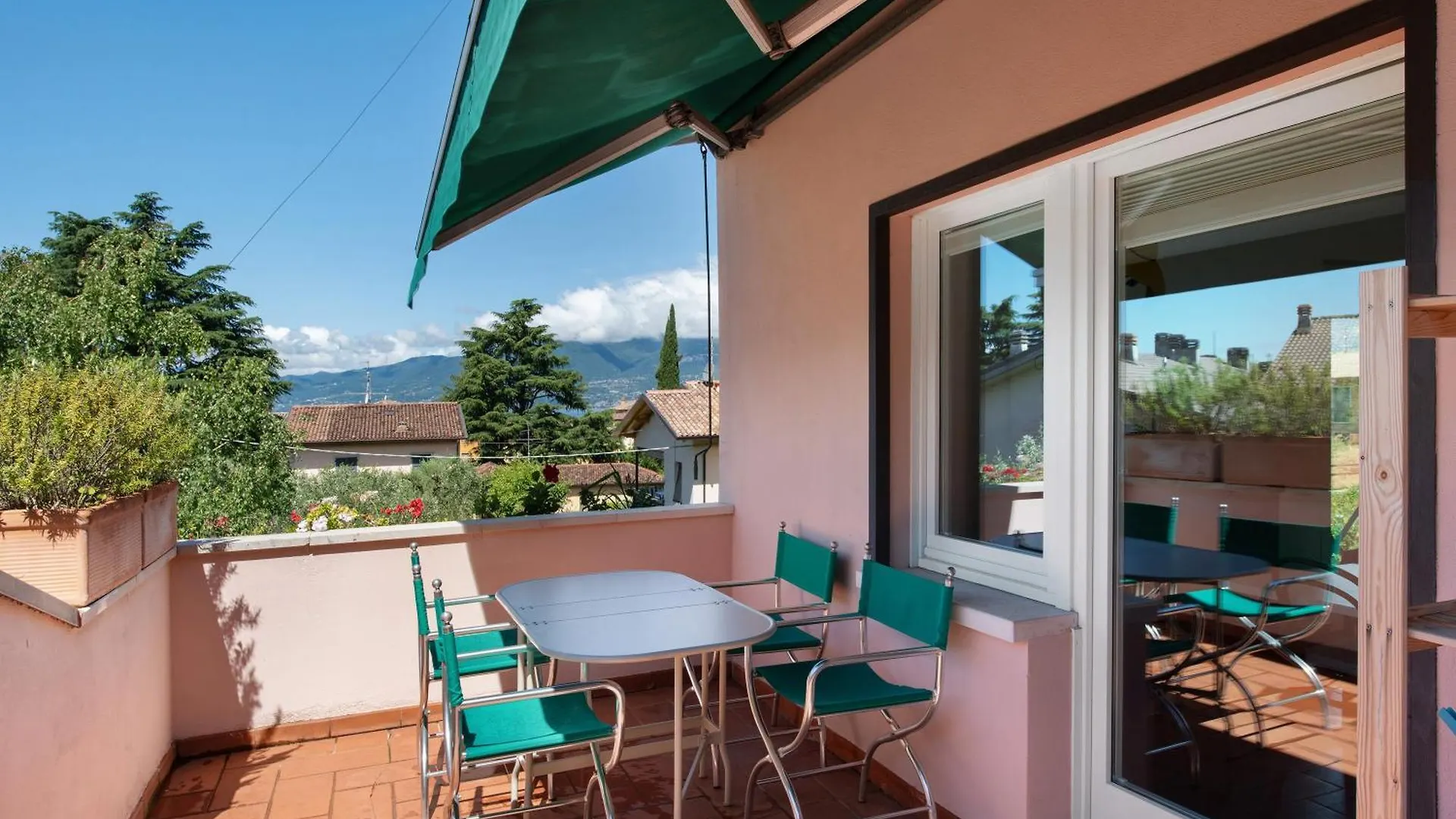 Apartment Appartamento Pittoresco Con Piscina Torri Del Benaco Italy